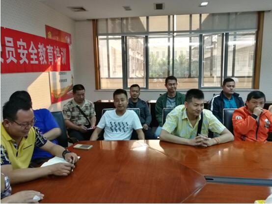 版纳铁塔公司驾驶员吴坤、王冬、刘峰（后排左一、左二、左三）加入清静培训聚会。。。。