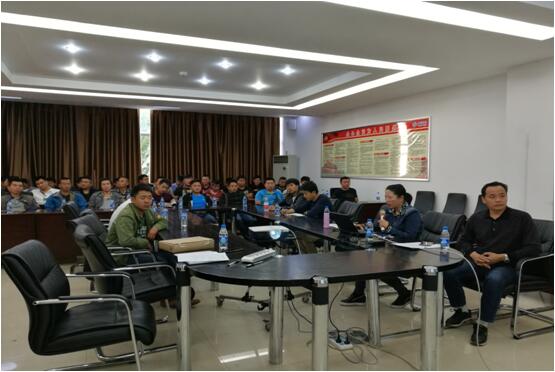 XC体育办公室主任宋洋（右二）在清静培训会上宣贯XC体育公司车辆治理制度和清静执律例则。。。。